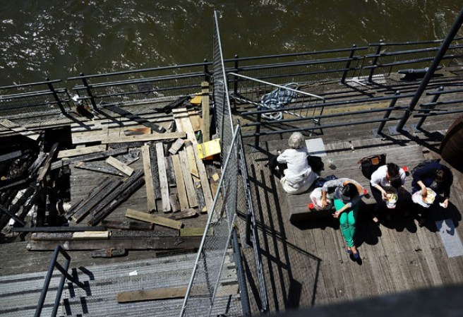 Seis meses después de que el huracán Sandy arrasara las zonas costeras de Nueva York, no ha cerrado aún las heridas físicas y emocionales, con una reconstrucción sin concluir y muchas familias que sobreviven en condiciones muy difíciles.