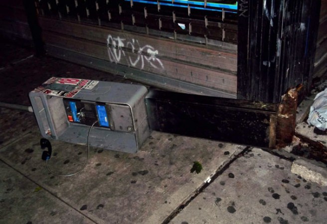 Teléfono público caído en Brooklyn.