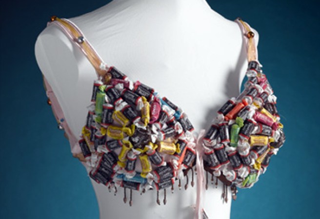 La universidad Adelphi de Nueva York lanza su campaña contra el cáncer de seno “Creative Cups” en la cual tienes la oportunidad de inventar tu propio sostén. Los diseños son luego vendidos en una subasta para el beneficio de pacientes de cáncer.