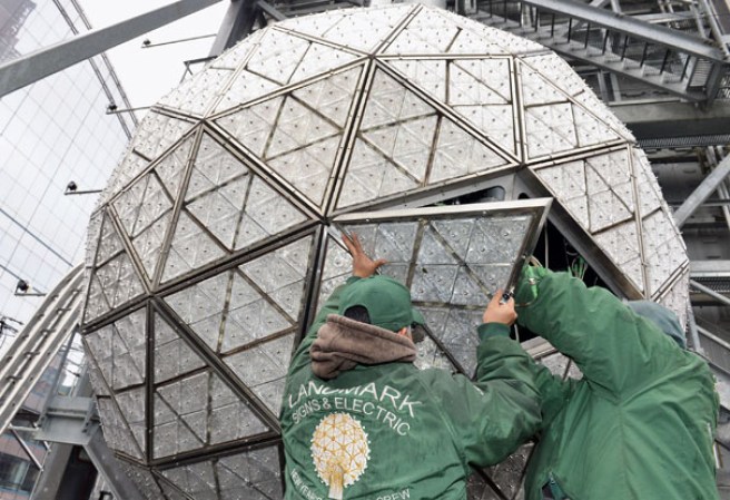 Trabajadores laboraron largas horas durante los preparativos de año nuevo en Nueva York, mientras ensamblaban la famosa bola de cristal que descenderá cuando el reloj marque las 12:00 a.m. para recibir el nuevo año 2013.