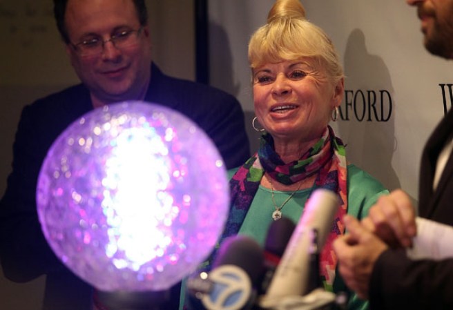 Trabajadores laboraron largas horas durante los preparativos de año nuevo en Nueva York, mientras ensamblaban la famosa bola de cristal que descenderá cuando el reloj marque las 12:00 a.m. para recibir el nuevo año 2013.