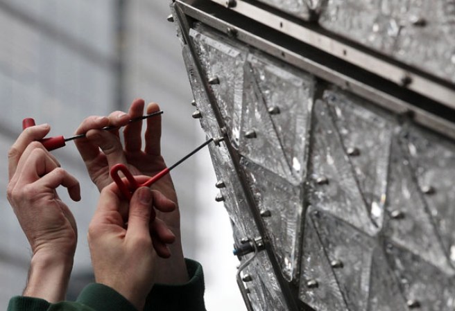Trabajadores laboraron largas horas durante los preparativos de año nuevo en Nueva York, mientras ensamblaban la famosa bola de cristal que descenderá cuando el reloj marque las 12:00 a.m. para recibir el nuevo año 2013.