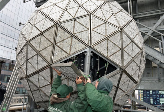 Trabajadores laboraron largas horas durante los preparativos de año nuevo en Nueva York, mientras ensamblaban la famosa bola de cristal que descenderá cuando el reloj marque las 12:00 a.m. para recibir el nuevo año 2013.