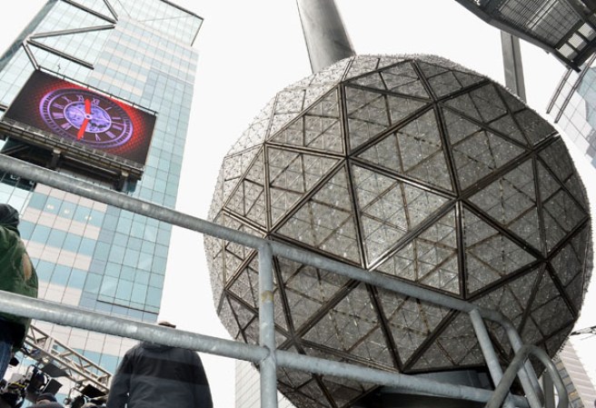 Trabajadores laboraron largas horas durante los preparativos de año nuevo en Nueva York, mientras ensamblaban la famosa bola de cristal que descenderá cuando el reloj marque las 12:00 a.m. para recibir el nuevo año 2013.