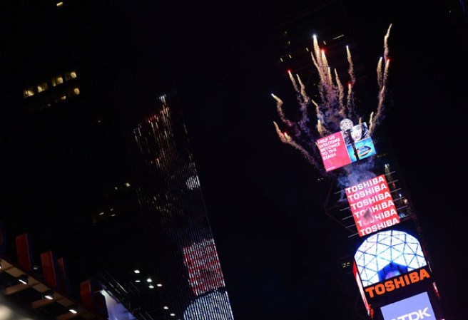 Más de un millón de personas recibió a lo grande el nuevo año en la mítica plaza neoyorquina de Times Square, donde ni el frío ni las estrictas medidas de seguridad fueron un obstáculo para la alegría y el jolgorio.
