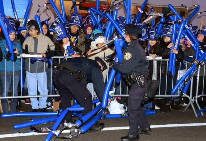 Más de un millón de personas recibió a lo grande el nuevo año en la mítica plaza neoyorquina de Times Square, donde ni el frío ni las estrictas medidas de seguridad fueron un obstáculo para la alegría y el jolgorio.