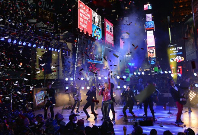 Más de un millón de personas recibió a lo grande el nuevo año en la mítica plaza neoyorquina de Times Square, donde ni el frío ni las estrictas medidas de seguridad fueron un obstáculo para la alegría y el jolgorio.