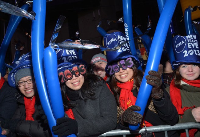 Más de un millón de personas recibió a lo grande el nuevo año en la mítica plaza neoyorquina de Times Square, donde ni el frío ni las estrictas medidas de seguridad fueron un obstáculo para la alegría y el jolgorio.