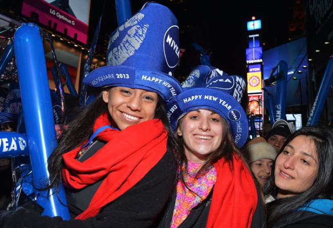 Más de un millón de personas recibió a lo grande el nuevo año en la mítica plaza neoyorquina de Times Square, donde ni el frío ni las estrictas medidas de seguridad fueron un obstáculo para la alegría y el jolgorio.