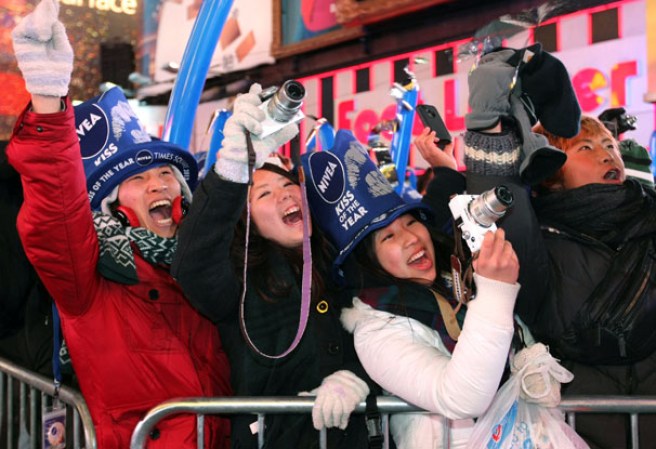 Más de un millón de personas recibió a lo grande el nuevo año en la mítica plaza neoyorquina de Times Square, donde ni el frío ni las estrictas medidas de seguridad fueron un obstáculo para la alegría y el jolgorio.