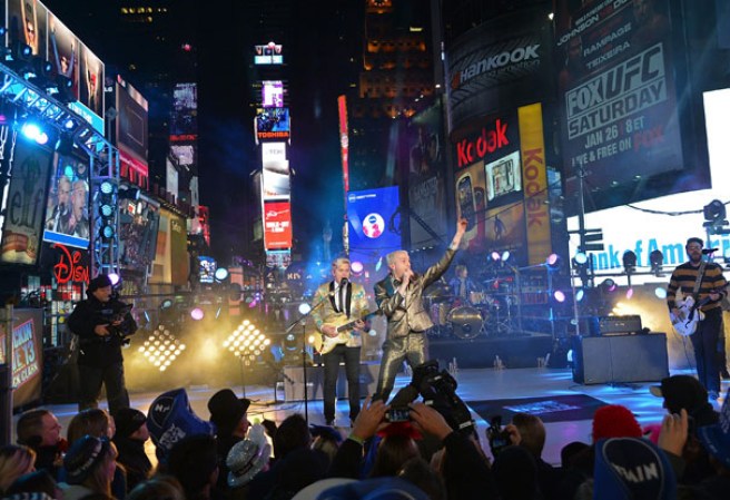 Más de un millón de personas recibió a lo grande el nuevo año en la mítica plaza neoyorquina de Times Square, donde ni el frío ni las estrictas medidas de seguridad fueron un obstáculo para la alegría y el jolgorio.