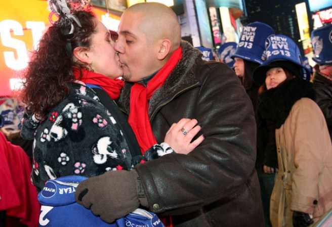 Más de un millón de personas recibió a lo grande el nuevo año en la mítica plaza neoyorquina de Times Square, donde ni el frío ni las estrictas medidas de seguridad fueron un obstáculo para la alegría y el jolgorio.