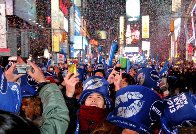 Más de un millón de personas recibió a lo grande el nuevo año en la mítica plaza neoyorquina de Times Square, donde ni el frío ni las estrictas medidas de seguridad fueron un obstáculo para la alegría y el jolgorio.