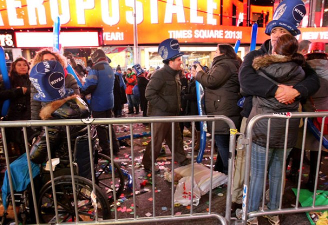 Más de un millón de personas recibió a lo grande el nuevo año en la mítica plaza neoyorquina de Times Square, donde ni el frío ni las estrictas medidas de seguridad fueron un obstáculo para la alegría y el jolgorio.