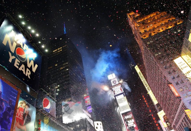 Más de un millón de personas recibió a lo grande el nuevo año en la mítica plaza neoyorquina de Times Square, donde ni el frío ni las estrictas medidas de seguridad fueron un obstáculo para la alegría y el jolgorio.