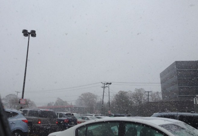 Una mezcla de lluvia y nieve azotó el area tri-estatal causando caos en el tráfico diario.
