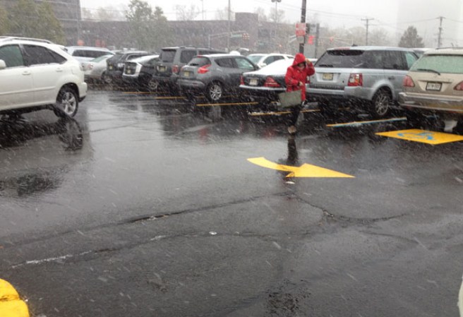 Una mezcla de lluvia y nieve azotó el area tri-estatal causando caos en el tráfico diario.