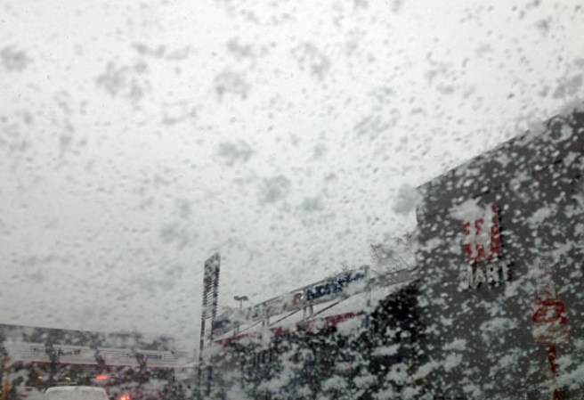 Una mezcla de lluvia y nieve azotó el area tri-estatal causando caos en el tráfico diario.