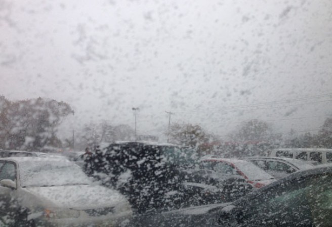 Una mezcla de lluvia y nieve azotó el area tri-estatal causando caos en el tráfico diario.
