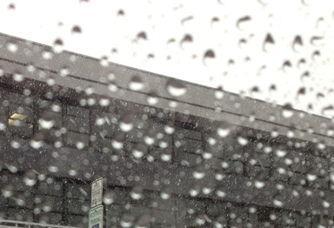 Una mezcla de lluvia y nieve azotó el area tri-estatal causando caos en el tráfico diario.