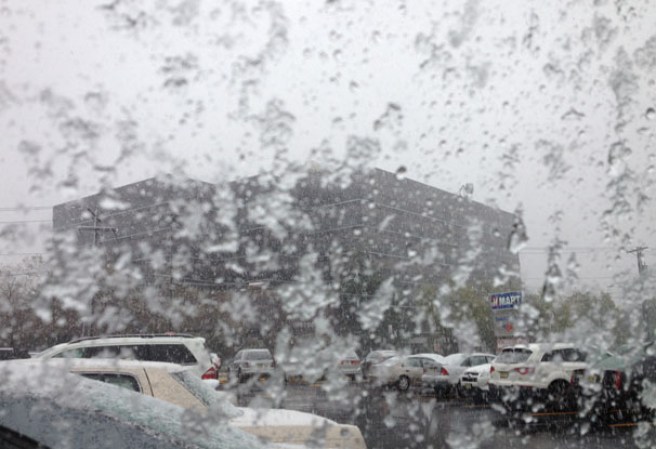 Una mezcla de lluvia y nieve azotó el area tri-estatal causando caos en el tráfico diario.