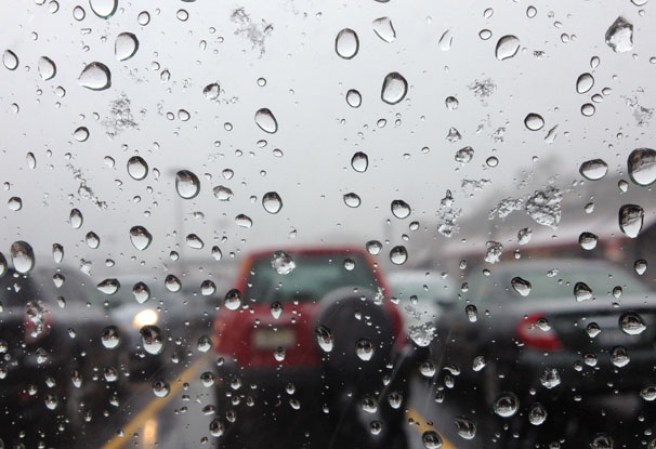 Una mezcla de lluvia y nieve azotó el area tri-estatal causando caos en el tráfico diario.