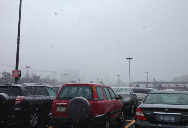 Una mezcla de lluvia y nieve azotó el area tri-estatal causando caos en el tráfico diario.