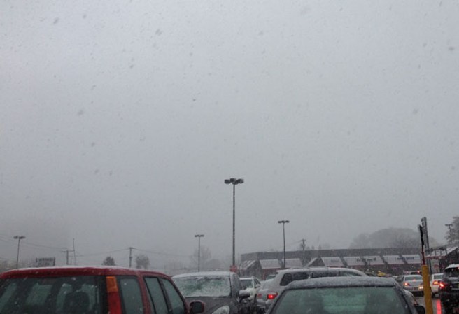 Una mezcla de lluvia y nieve azotó el area tri-estatal causando caos en el tráfico diario.