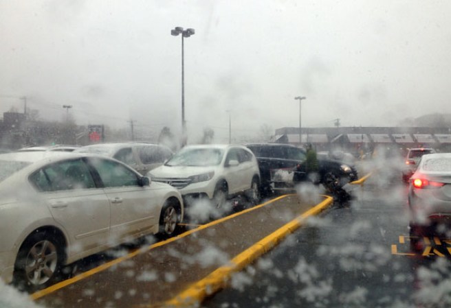 Una mezcla de lluvia y nieve azotó el area tri-estatal causando caos en el tráfico diario.