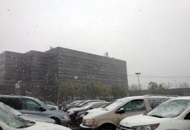 Una mezcla de lluvia y nieve azotó el area tri-estatal causando caos en el tráfico diario.