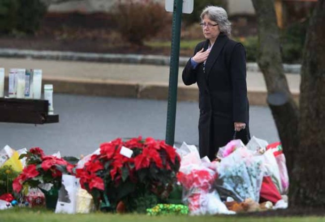Varios llegaron hasta el pueblo de Newtown para rendir tributo a las víctimas y sus familiares.