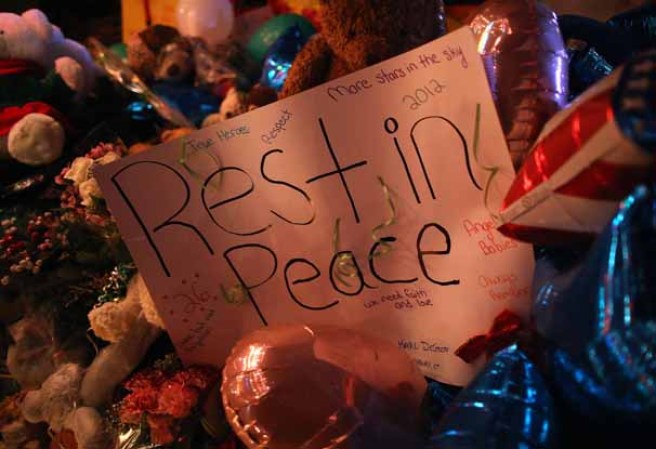 Mientras se llevaban a cabo los funerales de las víctimas, muchos no podían contener su dolor.