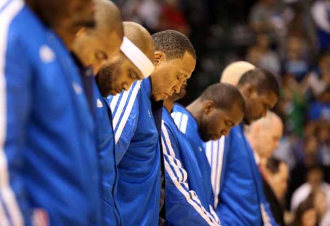 Jugadores de básquetbol en Dallas guardaban silencio por las víctimas.