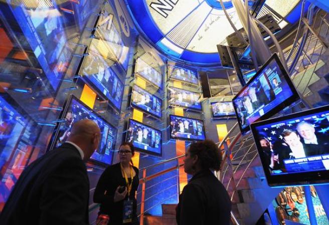 Otros decidieron ver el conteo desde adentro del Rockefeller Plaza.