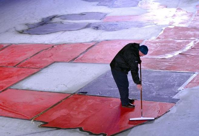 Trabajadores pintaban de rojo y azul el mapa ilustrativo, a medida que los candidatos ganaban un estado.