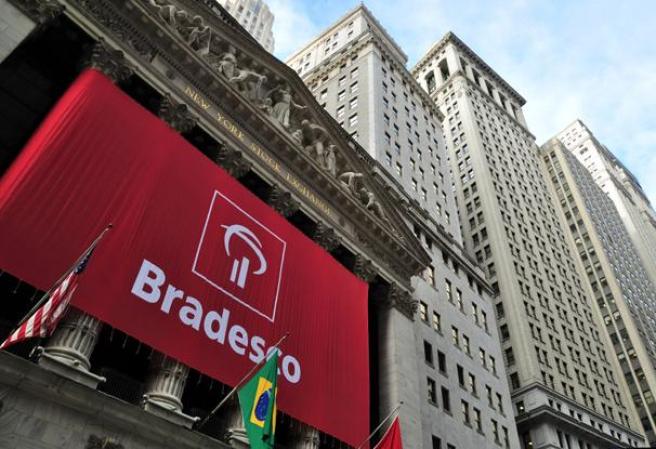 La Bolsa de Valores de “Wall Street”: Siéntete como todo un negociante de bolsa en este epicentro financiero mundial. Está ubicado en el bajo Manhattan.