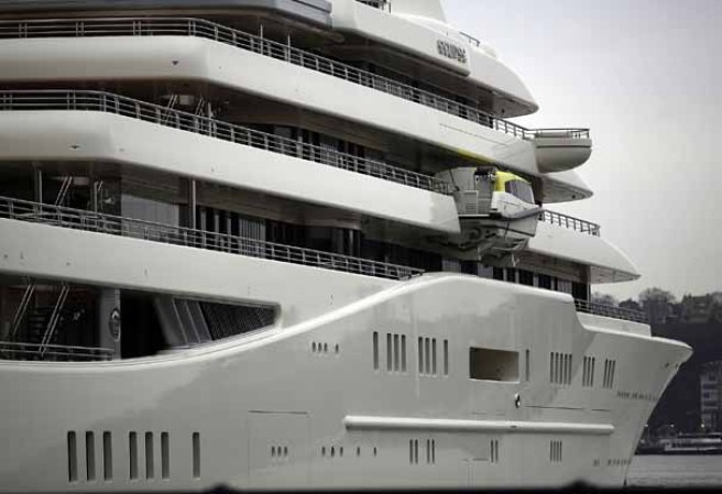 El yate posee 24 cabinas de lujo para sus invitados, dos piscinas, varios jacuzzis y una discoteca.