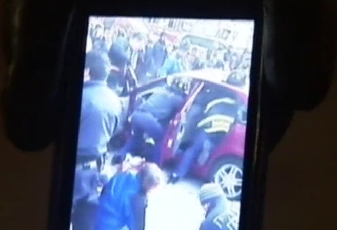 La escena fue captada por un testigo en su celular.