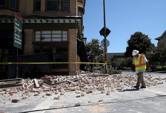 Dan Kavarian, director de edificios de la Ciudad de Napa, realiza un estimado de los daños ocasionados como consecuencia del sismo.