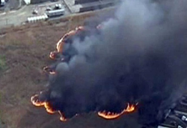 Varias unidades de bomberos fueron destinadas a un campo de tiro cercano para evitar que fuera alcanzado por el fuego.