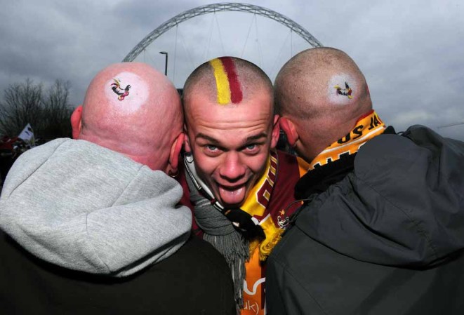 El Bradford City es otro equipo inglés y este trío lo apoya.