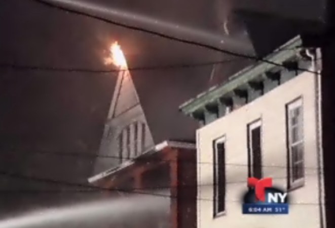 30 DE ABRIL, 2013: Varias familias quedan en plena calle tras un incendio en Paterson, Nueva Jersey.