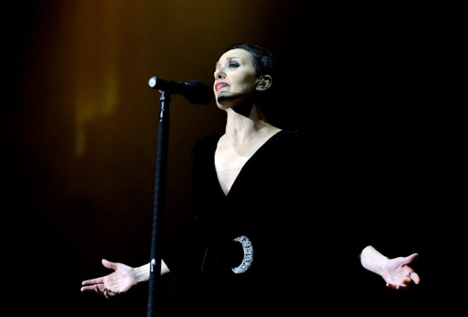 La cantante española Luz Casal fue tratada contra el cáncer de mama en el 2007 y en el 2010.