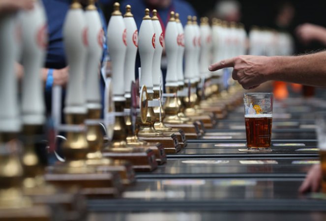 Durante este evento celebrado en el Centro de Convenciones Olympia, hay mas de 25 bares sirviendo 800 tipos distintos de cerveza.