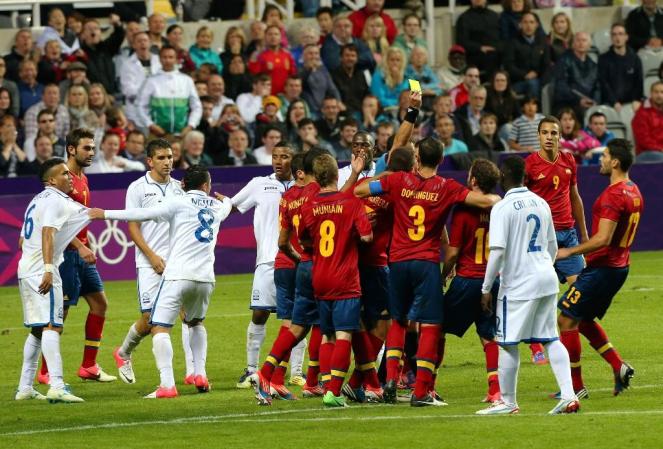 Algunos jugadores de "La Roja" reclamaron airados al árbitro venezolano Juan Soto cuando supuestamente no marcó una jugada de penal en las postrimerías del cotejo.
