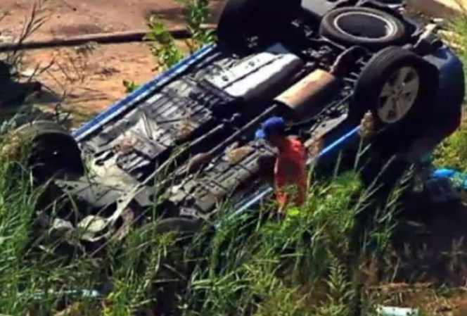 El vehículo marca Toyota Highlander quedó totalmente destrozado tras el accidente.