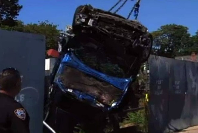 El auto cayó a unos 30 pies de altura.