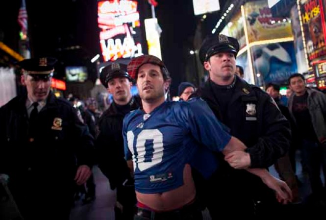 El fanático fue apresado y escoltado fuera de la área de Times Square, Nueva York. Aunque fue una celebración inolvidable, hay que dar mérito a las autoridades que estuvieron presentes para mantener el orden.