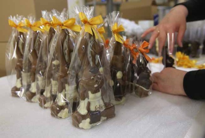 Estas son las manos que crean los mejores conejitos de Pascua de chocolate.