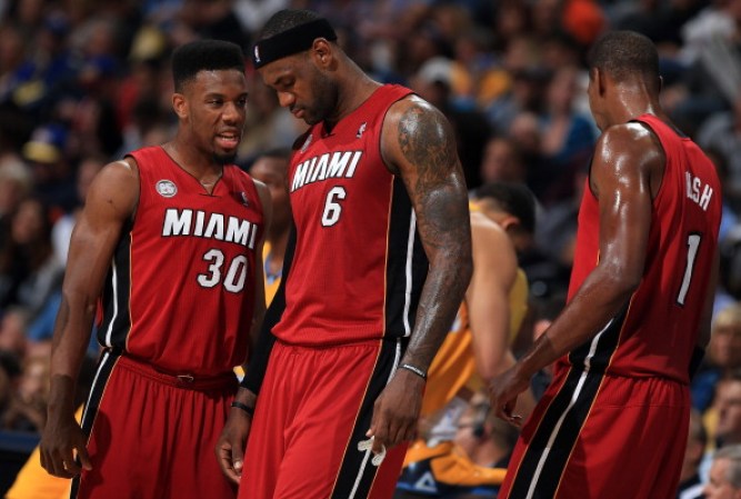 LeBron James #6, Cole #30 y Chris Bosh #1